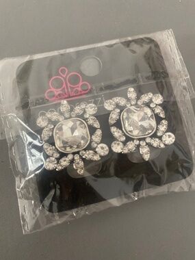 Paparazzi first rate clip on earrings